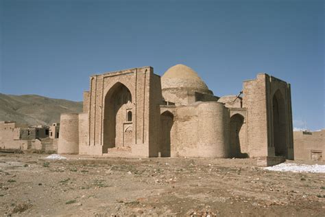 L'Incursion de Mahmud de Ghazni en 1001: Un Triomphe Militaire et un Catalyseur du Déclin du Bouddhisme dans l'Hindoustan