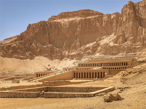 La Découverte du Tombeau d'Hatchepsout, Reine Pharaon et Architecte Visionnaire de l'Empire Nouveau