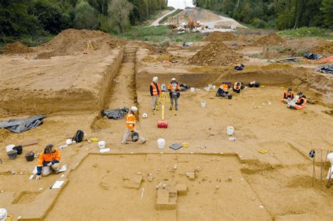 L'Ascension de Nok - Un Site Archéologique Précoce Dévoilant l'Art Ancien et les Technologies Métalliques Sophistiquées du Royaume de Nok.